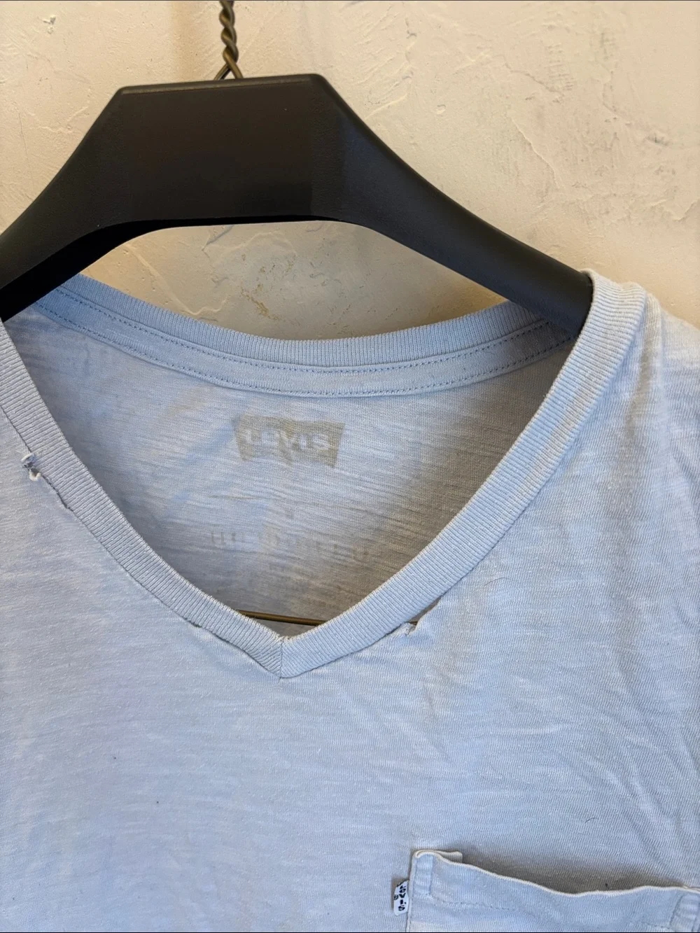 Levi’s distressed tee! Men’s medium